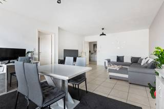 <p><span>Nabij het centrum van Duffel vinden we dit </span><span>goed onderhouden appartement</span><span>, gelegen op de 1ste verdieping van een verzorgd gebouw uit </span><span>2003</span><span>. Het appartement beschikt over een </span><span>EPC-label A</span><span> en een </span><span>conforme elektrische keuring</span><span>.</span></p><p><span>We betreden het appartement via de ruime inkomhal, die toegang geeft tot de verschillende ruimtes. Vooraan bevindt zich de lichtrijke woonkamer met aansluitende keuken. Dankzij de grote schuifraam geniet de leefruimte van veel natuurlijke lichtinval en is er toegang tot het aangename balkon. De keuken is goed onderhouden en voorzien van de nodige toestellen. Aansluitend bevindt zich een praktische berging, uitgerust met aansluitingen voor een wasmachine en droogkast en voorzien van extra opbergruimte.</span></p><p><span>Verder beschikt het appartement over </span><span>twee volwaardige slaapkamers</span><span>. Daarnaast is er een badkamer en een afzonderlijk gastentoilet. Achteraan het appartement bevindt zich bovendien een </span><span>aangenaam terrasje</span><span>, waar u in alle rust van de buitenlucht kunt genieten.</span></p><p><span>Extra bergruimte is beschikbaar in de kelder, waar een </span><span>privatieve kelderberging </span><span>inbegrepen is.</span></p><p><span>Een </span><span>garage achteraan het gebouw</span><span> kan </span><span>optioneel</span><span> worden aangekocht voor </span><span>€30.000</span><span>.</span></p><p><span>Een verzorgd en energiezuinig appartement met een praktische indeling, twee ruime slaapkamers en extra bergruimte, op korte afstand van het centrum van Duffel.</span></p><p><span> </span></p>