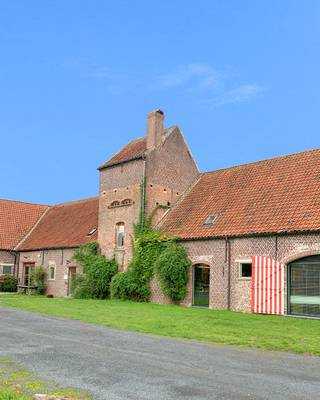 <p>PLEASE DO NOT CALL, but request your visit via https://www.immodavinci.be/nl/te-huur - Go to the property you are interested in and press the ‘Request Visit’ button at the bottom of the contact's profile picture.<br /><br /><strong>LOCATION</strong></p>
<p>Discover this <strong>one-of-a-kind office space</strong> in <strong>Destelbergen</strong>, where you enjoy both fast access to the R4, E17 and E40 as well as <strong>quiet</strong>, <strong>green</strong> <strong>surroundings</strong>. This old farmstead has been carefully transformed into a modern office with stunning views of meadows, fields and nature.</p>
<p>During lunch, you can unwind in the courtyard at the picnic bench under a mature weeping willow. There is ample parking on site, including several parking spaces close to the office.</p>
<p>Experience the perfect balance of accessibility and tranquillity, with all the amenities and nature around you - a wonderful place to base your business.<br /><br /><strong>LAYOUT</strong></p>
<p>Looking for a spacious, flexible office space in Destelbergen? This private office of no less than <strong>166 m²</strong> offers everything you need to take your business to the next level. With <strong>multi-functional spaces</strong>, you can design the layout and furnishings entirely to your liking.</p>
<p>The ground floor offers <strong>generous workspaces</strong>, while upstairs - via a charming wooden staircase - you have access to a cosy kitchen/dining area. Here you will also find a separate meeting room or extra office, in which the authentic beams have been preserved. These details add character and a unique atmosphere.<br /><br />There is also the possibility of taking over some existing elements (furniture), should that be your preference.<br /><br />Rent is €1685.75 excluding consumption costs EGW<br /><br />ADVANTAGES</p>
<p>- Parking on site</p>
<p>- Easy to reach</p>
<p>- Beautiful surroundings</p>
<p>- <strong>Immediately available</strong>!!!<br /><br /><strong>REQUEST A VIEWING NOW VIA THE WEBSITE IMMODAVINCI.BE</strong></p>