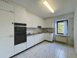 Lichtrijk en uiterst ruim appartement met 3 slaapkamers, 2 badkamers en garagebox op een toplocatie!<br /><br />Bent u op zoek naar ruimte, comfort en veel lichtinval? Dit riante appartement, gelegen op de bovenste verdieping van een verzorgde residentie aan de Manitobalaan, biedt u alles wat u nodig heeft. Dankzij de grote raampartijen en de ligging geniet u hier van een oase aan licht en een prachtig vrij uitzicht op de groene omgeving.<br /><br />Bij het betreden van het appartement valt direct de riante leefruimte op, afgewerkt met een warme vloer en voorzien van stijlvolle dubbele glasdeuren. Dankzij de grote raampartijen stroomt het daglicht rijkelijk binnen en stapt u zo het zonnige terras op. Hier geniet u in alle rust en privacy van een prachtig, vrij uitzicht op de omliggende bomen.<br /><br />Het appartement kent een zeer comfortabele indeling met veel leefruimte. De grote, gesloten keuken biedt veel opbergruimte en beschikt over kwalitatieve inbouwtoestellen. Een grote troef is dat het appartement over maar liefst drie slaapkamers én twee badkamers beschikt. <br /><br />Ook qua parkeer- en opbergmogelijkheden komt u niets tekort. Bij het appartement hoort een privatieve garagebox achter het gebouw, evenals een eigen kelderberging en een gemeenschappelijke fietsenberging.<br /><br />Algemeen: <br />- Huurprijs: €990,00/ maand<br />- Provisie gemeenschappelijke kosten: € 100,00/maand<br />- Provisie privatief verbruik water: € 50,00/maand<br />- Garagebox en kelderberging <br />- EPC B<br />- Vlotte verbinding E40<br /><br />De snelste manier om een bezoek te brengen aan dit pand? Vraag je bezoek aan via de roze knop op onze website (www.dewaele.com) en je wordt gecontacteerd door één van onze verhuurexperten.<br /><br />Deze AI-visualisaties zijn bedoeld als inspiratie. Er werd geen rekening gehouden met technische specificaties, stedenbouwkundige voorschriften of de concrete mogelijkheden tot realisatie.