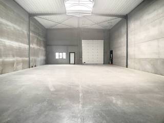 SME unit of approximately 220m² in Beveren-Leie in the Goossens site. The warehouse is located in the vicinity of various access roads (N43) and the motorway (E17). Ideally suited for storage and small crafts.Specifications:- Clear height 6m- Sectional gate- Polyconcrete floor- City water- Gas 2 private parking spaces included.Immediately availableAre you looking for commercial real estate consisting of a warehouse for rent around Waregem? Don't hesitate to contact us on 056 21 11 11.