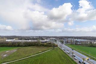 <p><span>Instapklaar appartement (88m²) met 2 slaapkamers en terras (22 m²) in Merksem.</span></p><p><span> </span></p><p><span>Droom je ervan om elke dag wakker te worden met een prachtig, open uitzicht? Op de elfde verdieping van de goed onderhouden residentie van Lierde wordt die droom werkelijkheid. Naast dit unieke panorama geniet je hier ook van een uitstekende bereikbaarheid, zowel met de wagen, het openbaar vervoer als het velo-deelsysteem. Het dak werd reeds vernieuwd en conform geïsoleerd met 12 cm PIR.</span></p><p><span> </span></p><p><span>Wat krijg je hier nog? Het appartement zelf is netjes onderhouden en biedt een bewoonbare oppervlakte van .. m², met twee volwaardige slaapkamers en een ruim terras van maar liefst 22 m² met noordoostoriëntatie. </span></p><p><span> </span></p><p><span>Je komt binnen in de inkomhal met ingemaakte vestiairekast. Van hieruit bereik je de lichtrijke woonkamer (30 m²), die naadloos aansluit op de aparte, volledig uitgeruste keuken (9 m²). Een absolute troef is dat zowel de woonkamer, de keuken als beide slaapkamers (11 m² en 14 m²) directe toegang hebben tot het terras — ideaal om optimaal van de buitenruimte en het uitzicht te genieten. Verder beschikt het appartement over een apart toilet, een praktische berging (2 m²) en een badkamer (4 m²) met douchecabine en lavabomeubel.</span></p><p><span> </span></p><p><span>Ben jij helemaal overtuigd en wil je het appartement met eigen ogen ontdekken? Wacht dan niet af en boek snel je afspraak in! Bewoonbare opp. 88 m² – ref.: bruto vloeropp. Voor meer info of een gratis schatting surf naar </span><span><span>www.hansimmo.be</span></span></p><p><span> </span></p><p><span> </span></p>