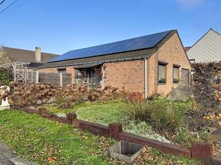 Bent u op zoek naar een zorgeloze woning, klaar voor de toekomst, in een rustige en charmante omgeving?Deze prachtige open bebouwing op een perceel...