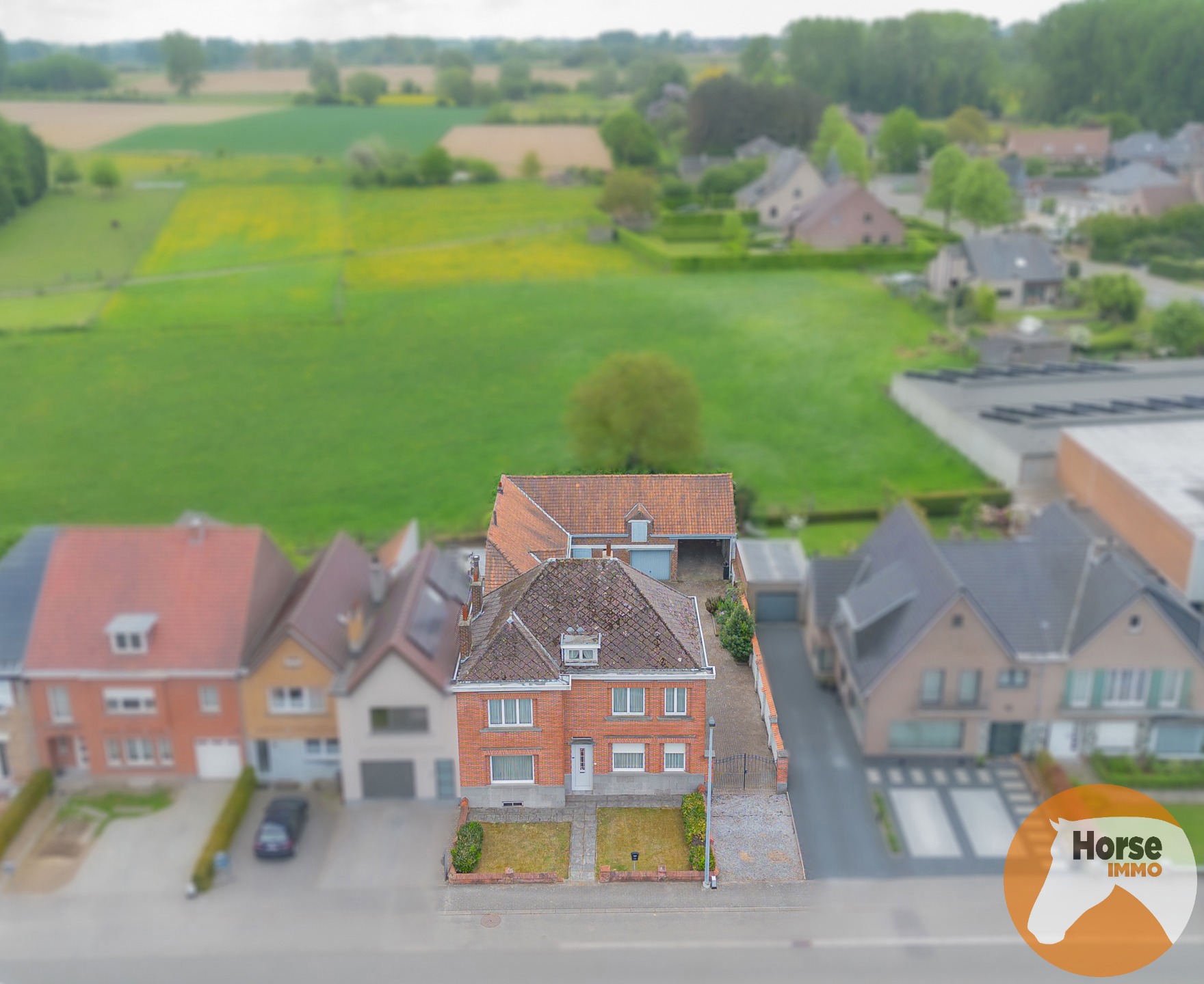 BURST - Te renoveren woning met tal van mogelijkheden - foto 1