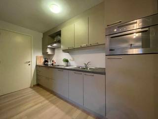 <span>Gelijkvloers appartement gelegen nabij het centrum van Rijkevorsel omvattende lichte woonkamer met open keuken en toegang tot het terras. Er is 1 slaapkamer, badkamer met ligbad, badkamermeubel en een apart toilet. Kelderberging, fietsenberging en 1 autostaanplaats buiten. Verwarming aardgas <br /><br /></span>