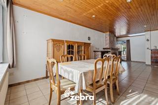 <p>Deze ruime woning met veel potentieel, 4 slaapkamers en tuin bevindt zich op een centrale ligging te Meulebeke (Tielt). Diverse winkels, horecazaken, sportgelegenheden, scholen en het openbaar vervoer bevinden zich op wandel- en fietsafstand.<br /><br />Bij het betreden van de woning komt u terecht in de inkomhal, die toegang biedt tot de woonkamer. Verder beschikt het gelijkvloers over een geïnstalleerde keuken, een badkamer, een toilet, een veranda en een ruime garage die ook een rechtstreekse doorgang naar de tuin biedt.<br /><br />Op de eerste verdieping bevinden zich de nachthal, een afzonderlijk toilet en vier ruime slaapkamers. Via een vaste trap bereikt u de ruime<br />zolderverdieping, die tal van mogelijkheden biedt en voor extra bergruimte zorgt.<br /><br />Ook buiten heeft deze woning heel wat te bieden. Zo kunt u genieten van een ruime tuin en aangenaam terras. Daarnaast beschikt de woning over voldoende bergruimte, een praktische kelder die toegankelijk is vanuit de garage en een oprit met voldoende parkeergelegenheid.<br /><br /><strong>Ook wild geworden van deze thuis?<br />Twijfel niet langer en leg vandaag nog uw bezoek vast!</strong></p>