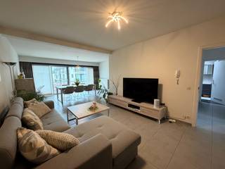 Op een centrale ligging in Geel bevindt zich dit instapklare appartement met 2 slaapkamers, garage en terras. Dankzij de ruime leefruimte en praktische indeling geniet u hier van een aangename woonomgeving.<br /><br />Het appartement bestaat uit:<br />Inkomhal, ruime leef- en eetruimte met veel natuurlijke lichtinval, volledig ingerichte keuken, berging, badkamer met bad/douche en wastafel, 2 slaapkamers, terras en garage.<br /><br />Extra:<br />Huurprijs: 850 euro/maand + 30 euro gemeenschappelijke kosten<br />Beschikbaar vanaf 15/08/2026<br /><br />Uitsluitend via onze website www.vastengoed.be kan u een bezichtiging inplannen op de vooropgestelde bezoekmomenten. Voor andere vragen kan u het kantoor bereiken op het nummer 014/72.73.74.