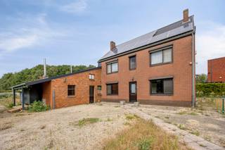 Deze ruime op te frissen woning is rustig gelegen aan de Sprinkelestraat 89 in Zutendaal, op wandelafstand van het centrum en alle dagelijkse voorzieningen.<br />Dankzij de gunstige ligging zijn ook de handelscentra van Lanaken, Bilzen en Genk vlot bereikbaar, telkens op slechts enkele minuten rijden.<br /><br />De woning is gelegen op een royaal perceel van 16 are en beschikt over een ruime woonoppervlakte van 220 m².<br />Met maar liefst 5 slaapkamers en de mogelijkheid om bijkomend een kamer te creëren op de zolderverdieping, biedt deze woning volop ruimte voor gezinnen en wie nood heeft aan extra kamers of een hobby-/werkkamer.<br /><br />In de voorbije jaren werden reeds verschillende renovatiewerken uitgevoerd. Zo werd het dak vernieuwd en geïsoleerd en voorzien van zonnepanelen.<br />Daarnaast werden op het gelijkvloers PVC-ramen geplaatst en werd de badkamer ingericht.<br /><br />Het ruime woonvolume, de vele slaapkamers en de grote leefkeuken vormen een uitstekende basis om deze woning verder naar eigen smaak te moderniseren en in te richten.<br /><br />Indeling:<br />Op het gelijkvloers bevindt zich een centrale inkomhal met toegang tot de leefruimte enerzijds en de ruime leefkeuken anderzijds.<br />Aansluitend aan de keuken is er een polyvalente ruimte die toegang biedt tot de badkamer, het gastentoilet, de cv-ruimte en twee praktische bergruimten.<br />De badkamer is ingericht met een wastafel en douche.<br /><br />Op de eerste verdieping bevinden zich 4 slaapkamers en een tweede, op te frissen badkamer.<br /><br />Via een vaste trap bereikt men de tweede verdieping. Hier bevinden zich een vijfde slaapkamer en een ruime zolderberging, die desgewenst verder kan worden ingericht en extra woonruimte kan creëren.<br /><br />Verder beschikt de woning over een kleine voorraadkelder.<br />De garage is uitgerust met een sectionaalpoort. Aansluitend bevindt zich een praktische houten tuinberging. Daarnaast is er een ruime carport aanwezig.<br /><br />De aangename tuin biedt volop privacy en geniet bovendien van een mooi uitzicht op het achterliggende groene bosgebied.<br />Een ideale omgeving voor wie houdt van rust en groen.<br /><br />Voornaamste troeven zijn:<br />- Ruime woning met 5 slaapkamers en mogelijkheid tot een extra kamer.<br />- Gelegen op een royaal perceel van 16 are.<br />- Grote voortuin en aangename, private achtertuin.<br />- Vernieuwd en geïsoleerd dak, voorzien van zonnepanelen.<br />- PVC-ramen op het gelijkvloers, alle ramen voorzien van rolluiken.<br />- Diverse mogelijkheden tot renovatie en verdere modernisering.<br />- Rustige en groene ligging, op wandelafstand van het centrum.<br /><br />Voor meer info, contacteer ons op 0473 79 29 30 of mail naar luc@vestio.com<br /><br /> 