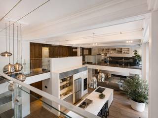 Villa loft unique avec une surface de plancher utilisable de 510 m², un jardin privé de 400 m², deux emplacements de parking et des caves privatives.<br /><br />La villa loft est située dans l'ancienne Agence Maritime Internationale, un bâtiment de caractère classé au patrimoine architectural, dans un emplacement de premier ordre à la fin de la Meir. Au cœur historique d'Anvers, cette propriété exceptionnelle combine des volumes généreux et de l'intimité avec tous les avantages de vivre en centre-ville.<br /><br />Avec quatre chambres à coucher complètes, quatre salles de bains et des espaces de bureau ou de pratique supplémentaires, la propriété offre de nombreuses possibilités. La disposition convient aussi bien à une grande famille qu'à une combinaison de vie et de travail.<br /><br />En termes de confort, la propriété est également très complète, avec notamment le chauffage par le sol, la climatisation, la domotique, un système d'alarme et des aménagements intérieurs de haute qualité.<br /><br />Malgré une surface exceptionnelle, la villa loft affiche également de bonnes performances énergétiques, avec une étiquette énergétique B et une consommation énergétique de seulement 139 kWh/m²/an.<br /><br />De plus, il est possible d'acquérir un appartement supplémentaire d'environ 147 m² de surface de plancher utilisable avec un espace extérieur supplémentaire d'environ 40 m², une place de parking supplémentaire et une cave.<br /><br />Caractéristiques :<br />- Surface de plancher utilisable : 510 m²<br />- Jardin privé : 400 m²<br />- Cinq chambres à coucher et cinq salles de bains<br />- Deux emplacements de parking<br />- Situé dans un patrimoine architectural : Agence Maritime Internationale<br />- Étiquette énergétique B : 139 kWh/m²/an