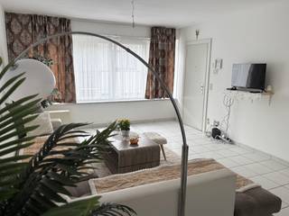 Appartement gelegen op de eerste verdieping (opgelet, geen lift!), De indeling is de volgende: lichtrijke woonkamer, geïnstalleerde keuken met toestellen (oven, vaatwasser, frigo/diepvriezer) en eetplaats. Verder is er een badkamer met ligbad/douche, lavabo, toilet, en aansluiting wasmachine. Het appartement beschikt over één slaapkamer met toegang tot het zonnige balkon. Het appartement beschikt ook over een privé kelder. Aparte tellers elektriciteit en water. Uitstekende ligging nabij supermarkten, invalswegen, openbaar vervoer, ... Kleinschalig gebouw zonder syndicus. Uitermate geschikt voor alleenstaande of koppel. Vrij vanaf 16/07/2026. Huurprijs 795 euro/maand + 35 euro/maand gemeenschappelijke kosten. Onderhoud airco en ventilatiesysteem privatieve kost