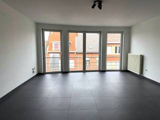 Appartement met twee slaapkamers op wandelafstand van het centrum.Indeling en omschrijving:U betreedt dit appartement via de inkomhal. Vooraan...