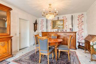In de gezellige Bosuilwijk, met zicht op het Sint-Fredegandusplein, bevindt zich dit appartement met twee slaapkamers te koop aangeboden in Deurne.Het appartement bevindt zich op een steenworp van winkels, bakkers, beenhouwers, het openbaar vervoor, en voor de liefhebbers natuurlijk het Bosuil stadion. Zowel Wijnegem Shopping Center als centrum Antwerpen zijn met het openbaar vervoer vlot bereikbaar!Op de tweede verdieping van nummer 84 vind je dit appartement te koop aangeboden in Deurne.De indeling van het appartement is als volgt:- inkomhal met ingemaakte kasten- ruime, lichtrijke keuken- gezellige living met terras- 2 slaapkamers- badkamer met apart toiletOp wandelafstand bevindt zich tevens een speel parkje waar je kinderen zich helemaal kunnen uitleven!Bij het apaprtement hier te koop aangeboden in Deurne hoort tevens een kelder en een staanplaats.EPC Bosuil 84 BUS V2R : 147 kWh / (m² jaar)Ben jij geïnteresseerd in dit vastgoed te koop in Deurne? Aarzel dan niet om ons te contacteren. Het Dewaele vastgoedkantoor van Deurne aan de Turnhoutsebaan staat graag tot uw dienst.Had u graag een gratis schatting van uw eigendom? bel ons voor een vrijblijvend gesprek op 03/666.66.66 of mail naar deurne@dewaele.comBestuursmaatregelen in het maatregelenregister: nee