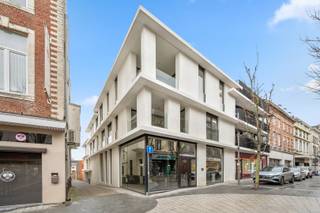Dit prachtige appartement uit 2016 is gelegen in het centrum van Tienen en biedt alle comfort. Het appartement is gelegen op de eerste verdieping en beschikt over een ruim terras waar je heerlijk kunt genieten. Daarnaast is er ook een lift aanwezig in het gebouw, wat het makkelijk maakt om de verdieping te bereiken. Het appartement beschikt over 2 slaapkamers, waardoor het ideaal is voor een klein gezin of een koppel dat graag wat extra ruimte heeft. Daarnaast is er ook een moderne badkamer aanwezig, voorzien van alle nodige faciliteiten en een apart toilet. Daarnaast is er natuurlijk ook nog de ruime en lichtrijke leefruimte met een open, volledig uitgeruste, keuken. Kortom, dit appartement in Tienen biedt alles wat je nodig hebt voor een comfortabel en aangenaam verblijf. Met zijn moderne voorzieningen, ruime kamers en gunstige ligging, is dit de ideale plek om te wonen.