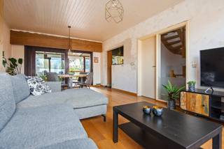 Op te frissen woning met 3 à 4 slaapkamers, 2 badkamers, garage en tuin, gelegen op een centrale locatie en op wandelafstand van centrum Wommelgem. Bestaande uit: inkomhal met voldoende plaats voor vestiaire; garage, wasplaats en ruime hobbykamer (of extra slaapkamer). Op de eerste verdieping: leefruimte op parket; halfopen, volledig ingerichte keuken; ruime veranda met directe trap naar de tuin en badkamer voorzien van ligbad, lavabo en toilet. Op de tweede verdieping zijn er 3 slaapkamers en een extra douchekamer met lavabomeubel en toilet. Tevens beschikt de woning over een oprit en toffe tuin met ideale zuid oriëntatie en aangelegd terras. Centrale verwarming op aardgas en ramen in aluminium schrijnwerk met dubbele beglazing en rolluiken. EPC: 201 kWh/m². Beschikbaar bij akte.