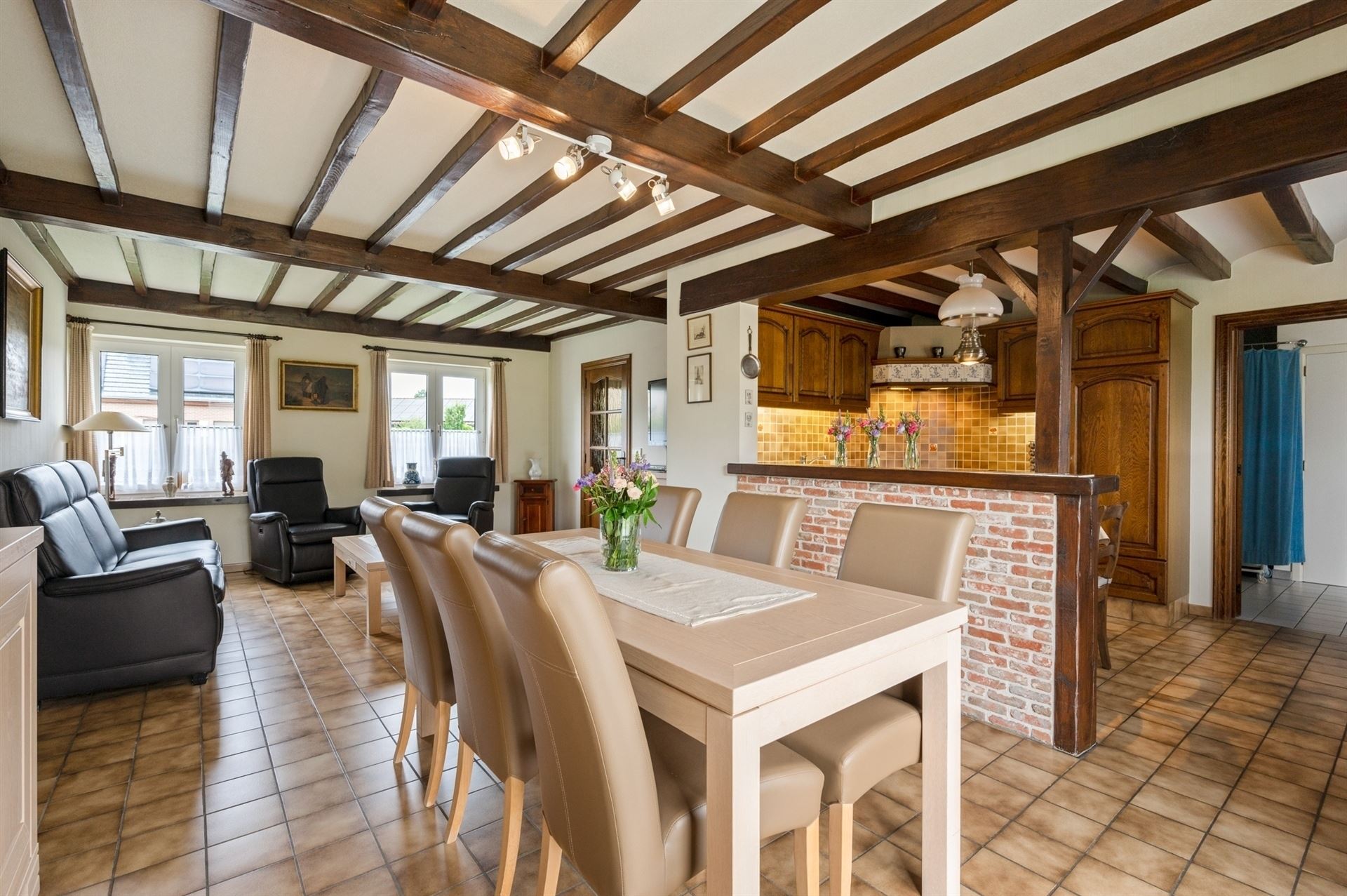 Charmante woning met mooie basis, veel licht en inspirerend uitbreidingspotentieel - foto 2