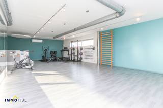 Deze prachtige commerciële ruimte bevindt zich strategisch gelegen kort bij de N41.Via de private inkom kan je zowel met trap als lift het 1e verdiep...