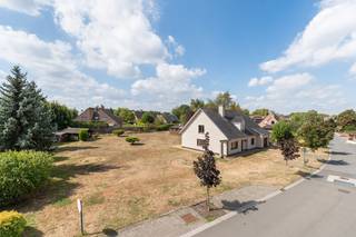Deze te renoveren villa, gebouwd in 1986, is rustig gelegen in de residentiële en groene wijk Ten Bosse te Deinze, op een mooi perceel van 1.039 m². De woning beschikt over een solide constructie en vormt daarmee een uitstekende basis voor een grondige renovatie naar eigen smaak en hedendaagse woonnormen.<br />De indeling omvat een ruime inkomhal, aangename leefruimte, een ingerichte keuken, 2 slaapkamers, een badkamer, een berging/wasplaats en een garage.Een bijkomende troef is de ruime zolderverdieping, die heel wat mogelijkheden biedt voor het creëren van 2 à 3 extra slaapkamers, een bureau, hobbyruimte of andere polyvalente ruimtes.<br />Een eigendom met veel potentieel, een ruim perceel en een rustige residentiële ligging.<br />Belangrijk: de vermelde prijs is een instelprijs.<br />Als bijkomende troef bestaat de mogelijkheid tot aankoop van het aanpalende perceel bouwgrond, wat extra mogelijkheden biedt voor uitbreiding of ontwikkeling.<br />Voor deze eigendom werken we met vooraf ingeplande bezoekmomenten, gevolgd door een biedingsprocedure met een vastgelegde deadline. Voor bijkomende informatie met betrekking tot de bezoekmomenten, aarzel niet om contact op te nemen.