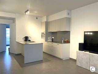 <p><span>Modern appartement met 2 slaapkamer in de residentiële Harmoniewijk !</span></p><p><span>Wonen in dit stukje Antwerpen betekent wonen in een rustige elegante en residentiële omgeving. Op 5 min naar de Antwerpse ring, onmiddellijk bij scholen, bus- en tram en dichtbij het Harmonie park. Genieten van alle voordelen van de stad maar toch net iets rustiger.</span></p><p><span>Het appartement is met zorg ingericht. Het is gelegen op de eerste verdieping. U komt het appartement binnen langs de hal waar u onmiddellijk in de ruime leefruimte komt met open keuken. Zowel langs de voorzijde krijgt u licht maar ook door de kamers die achteraan gelegen zijn. Verder zijn er nog 2 slaapkamers, een badkamer, de berging met aansluiting voor wasmachine en droogkast. </span></p><p><span>Achteraan kijkt u op groen en langs de voorzijde is er nog een fijn terras. In de kelderverdieping parkeert u uw wagen en kan u in de kelderberging nog extra spullen kwijt.</span></p><p><span> </span></p><p><span>Het appartement is als volgt ingericht : </span></p><p><span>Inkomhal:</span><span><br />Via de inkomhal betreedt u het appartement. Deze hal biedt ruimte voor een vestiaire en geeft toegang tot het gastentoilet met handenwasser.</span></p><p><span>Leefruimte en keuken:</span><span><br />Vanuit de inkomhal begeeft u zich naar de ruime woonkamer met open, hoogwaardig afgewerkte keuken met mooi aanrecht in composiet. De keuken is uitgerust met een grote koelkast met diepvriesvak, een oven, een inductiefornuis, vaatwasser en spoelbak.</span></p><p><span>Aansluitend aan de keuken bevindt zich een grote open leefruimte die plaats biedt voor een ruime eettafel en een gezellige tv-hoek. Dankzij de grote raampartij heeft u directe toegang tot het aansluitende terras.</span></p><p><span>Badkamer & slaapkamers:</span><span><br />De badkamer is voorzien van een grote inloopdouche netjes afgewerkt met tegels. Daarnaast is er een dubbel lavabomeubel met grote spiegel. Wenst u warme handdoeken ? De handdoekradiator hier aanwezig zorgt ervoor. Hoewel de badkamer voorzien is van ventilatie is er ook nog een raam voor verluchting.</span></p><p><span>De twee slaapkamers beschikken over grote raampartijen met zicht op achtertuin,.</span></p><p><span>Autostaanplaats en kelder:</span><span><br />U woont midden in de stad maar parkeren gaat vanzelf in de ondergrondse parking. Hier is ook een berging naast de lift die rechtstreeks toegang geeft naar boven.</span></p><p><span> </span></p><p><span> </span></p><p><span>E</span><span>xtra Troeven:</span></p><p><span>- lift</span></p><p><span>- groot terras</span></p><p><span>- kelder en autostaanplaats (23)</span></p><p><span>- energiezuinig : EPC A</span></p><p><span>- vliegenramen</span></p><p><span>- verlichting voorzien</span></p><p><span> </span></p><p><span>Huurprijs & Beschikbaarheid</span><span><br /></span><span>De maandelijkse huurprijs</span><span>: € 1120</span></p><p><span>Maandelijkse kosten:</span><span> € 80/ maand - verbruik gemeenschappelijke delen, onderhoud </span></p><p><span>Beschikbaar:</span><span> vanaf 1 december 2026</span></p><p><span>Plaatsbeschrijving :</span><span> 250 €/per partij</span></p><p><span> </span></p><p><span>Interesse in dit moderne appartement en wil u de eerste be</span></p><p><span> </span></p>