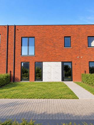 <strong>Nieuwbouwwoningen te koop te Ieper</strong><br /><br />“DE VLOEI” Lot 130<br /><br />Nieuwbouwwoning met tuin !<br /><br />Duurzame 3 slaapkamer woning voorzien van warmtepomp, vloerverwarming, ventilatiesysteem D en zonnepanelen.<br />E-peil 20 !<br /><br />Volledige afwerking : Keuken, vloerafwerking beneden en boven, terras, tuin, ...<br /><br />Woning voorzien van :<br />* inkomhal, vestiaire , toilet<br />* lichtrijke leefruimte<br />* Ruime open keuken <br />* Wasplaats <br />* Tuin met tuinberging<br /><br />Verdieping :<br />* 3 slaapkamers<br />* Badkamer (dubbel meubel, inloopdouche , bad , toilet)<br />* Bovenberging<br /><br />E-peil max 20 !<br /><br />Neem contact voor een bezoek via 051 21 11 11 of matias@imfiro.be