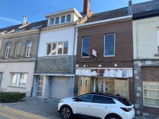 CENTRAAL GELEGEN woning/handelsruimte met woonst in ZIJSTRAAT van centrum Brakel! De eigendom dient gerenoveerd te worden en biedt een waaier aan potentieel. <br />Momenteel is ze voorzien van een handelsruimte op het gelijkvloers, achteraan stockageruimte, 2 slaapkamers, te plaatsen keuken en zolder! Ook heeft de eigendom een kelder. <br /><br />Bod vanaf 115.000,00€!<br /><br />Bent u benieuwd naar deze eigendom? Contacteer ons dan snel voor meer informatie of een bezichtiging!<br /><br />Adres: Stationsstraat 15 te Brakel