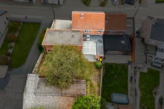 Deels gerenoveerde woning met 3 slk met een groot werkhuis en achterliggende schuur<br /><br />INDELING WONING<br />Gelijkvloers<br />Men betreedt de woning via de hal (8m²) die leidt naar de leefruimte (32m²) met daarachter de lichtrijke keuken (nieuwe keuken) (22m²).<br />Vanuit de keuken komt men in de berging (8m²), de badkamer (4m²) en ook op het overdekte terras ( 24m²).<br />Via het terras komt men in de achtertuin en ook in de technische ruimte (17m²).<br />Er is ook een garage (19m²).<br /><br />1e verdieping<br />Hier bevinden zich 3 ruime slaapkamers (15m², 12m² en 12m²).<br /><br />Zolder<br />Via een vliertrap in de garage komt men in een open ruimte op de 1e verdieping ( 22m²) die via een 2e vliertrap leidt naar de grote zolder (36m²) boven het volledige huis.<br /><br />Tuin<br />De achtertuin is opgesplitst in 2 delen en in de woning bereikbaar vanuit de keuken.<br />Er is een poortje tussen de 2 tuinen.<br />In de tuin achter het werkhuis is er een (vervallen) schuur van 96m².<br /><br />INDELING WERKHUIS<br />Beneden is er een oppervlakte van 72m² (bestaande uit 2 delen), boven 54m².<br />Dit gebouw is voorzien van verwarming en een kitchinette.<br /><br />BIJZONDERHEDEN<br />- EPC D (356 Kwh/m²/j)<br />- verwarming op stookolie<br />- perceel van 673m²<br /><br /><br />POSITIEVE ASPECTEN<br />- groot bijgebouw dat mogelijkheden biedt als werkplaats, opslagruimte..<br />- ruime vertrekken<br />- nieuwe keuken<br />- recent glas<br />- ligging vlakbij centrum<br /><br /><em>Stedenbouwk. inlichtingen in aanvraag</em>