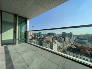 <strong>Bel appartement neuf avec vue panoramique</strong><br /><br />Situé au septième étage de la Tour d'Anvers, cet appartement surplombe la ville.<br /><br /><span>360° video: </span><span>https://my.matterport.com/show/?m=D8YpN2x2aCK</span><br /><br />Séjour spacieux et lumineux avec cuisine ouverte équipée de tout le confort et des appareils usuels. Pratique est le débarras à côté de la cuisine avec connexion pour machine à laver et sèche-linge.<br />Cuisiner avec vue sur la ville : c'est possible ici !<br />Puis deux chambres, chacune avec vue sur la ville et accès à la terrasse. Salle de bain avec douche à l'italienne et lavabo.<br />La terrasse spacieuse est accessible depuis le salon et les chambres et est également orientée sud.<br /><br />Un grand débarras est également situé au septième étage.<br /><br />Possibilité de louer une place de parking à 200€ par mois.<br /><br /><strong>Bref, le lieu de vie idéal pour les vrais amoureux de la ville !</strong>