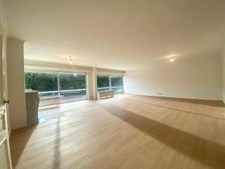 Dit prachtige appartement op de Parklaan combineert ruimte, licht en een groen uitzicht op een ideale manier. Gelegen op de eerste...