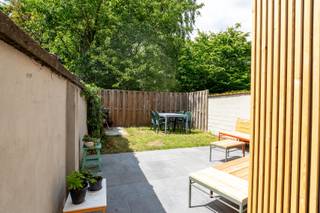 Gerenoveerde woning met tuin <br /><br />📅 Bezoek op afspraak<br /><br />📧 Reserveer uw bezoek via: Halvemaanstraat56@gmail.com of<br /><br /><br />Op zoek naar een instapklare gerenoveerde woning met tuin? <br /><br />Volledig gerenoveerd in 2017 – geen cosmetische renovatie, maar een totaalrenovatie.<br /><br />✔ Volledig vernieuwde elektriciteit (conform), stopcontacten, internetaansluiting en, schakelaars, kabels, zekeringkast, zekeringen,.... <br />✔ Alle waterleidingen, chaufageleidingen en afvoeren vernieuwd<br />✔ Condensatieketel en verwarmingsinstallatie vernieuwd<br />✔ Ventilatiesysteem geplaatst<br />✔ Alle ramen vernieuwd ( hoog rendements<br />✔ Nieuwe keuken<br />✔ Nieuwe badkamer<br />✔ Nieuwe vloeren<br />✔ Nieuwe sanitaire toestellen en kranen<br />✔ Volledig bepleisterd. <br /><br />Gelegen in een rustige fietsstraat met een fietsenstalling voor de deur, op een steenworp van het centrum van Gent, combineert deze woning hedendaags wooncomfort met een uitzonderlijk rustige ligging. <br />Achteraan geniet u van een zonnige tuin met een verrassend groen uitzicht – een zeldzame troef zo dicht bij de stad.<br /><br />Alle dagelijkse voorzieningen bevinden zich op wandelafstand: bakker, supermarkt, scholen, openbaar vervoer en het station. Dankzij de vlotte verbinding met de R4, E17 en E40 is ook mobiliteit met de wagen uitstekend. De Mobiscore van 9,3/10 bevestigt deze uitzonderlijke ligging.<br /><br />Indeling:<br /><br />/ Gelijkvloers /<br />- inkomhal<br />- apart gastentoilet<br />- Eetkamer<br />- ruime en lichtrijke leefruimte<br />- volledig uitgeruste keuken<br />- terras en onderhoudsvriendelijke tuin met groen uitzicht<br /><br />/ Verdiepingen : 2 /<br />- 3 slaapkamers<br />- moderne badkamer met ligbad en toilet<br />- hal<br /><br />/ Troeven /<br />✔ Volledig gerenoveerd in 2017<br />✔ Instapklaar<br />✔ Conforme elektrische installatie<br />✔ 3 slaapkamers<br />✔ Moderne keuken<br />✔ Moderne badkamer<br />✔ Apart gastentoilet<br />✔ Hoogrendementsglas<br />✔ Centrale verwarming<br />✔ Terras en tuin met open groen uitzicht<br />✔ Rustige fietsstraat<br />✔ Centrum Gent bereikbaar met fiets én te voet<br /><br />
