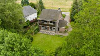 Ben je op zoek naar een ruime woning met karakter op een royaal perceel in een groene omgeving? Dan is deze open bebouwing met een perceel van 1886...