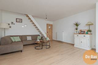 <strong>AALST – Kwalitatief gerenoveerde woning met 3 slaapkamers en tuin</strong><br /><br />Deze uitzonderlijke woning bevindt zich in een rustige zijstraat van de Gentsesteenweg, op wandel- en fietsafstand van winkels, scholen en openbaar vervoer, met een vlotte verbinding naar het centrum van Aalst en de belangrijkste invalswegen.<br /><br />De woning onderging een grondige renovatie met bijzondere aandacht voor energiezuinigheid, wat resulteert in een gunstig EPC-label A. Dit is onder meer te danken aan de aanwezigheid van vloer-, wand- en dakisolatie, nieuwe ramen, nieuwe verwarmingsinstallatie en zonnepanelen. Naast de energetische optimalisaties werd ook sterk ingezet op duurzame en kwalitatieve materialen. Alles werd met de grootste zorg afgewerkt, waarbij elke beschikbare ruimte optimaal werd benut.<br /><br />Op het gelijkvloers beschikt de woning over een inkomhal met gastentoilet, een lichtrijke en gezellige woonkamer met open, volledig geïnstalleerde keuken, en een afgesloten bijbouw die momenteel ingericht is als zithoek met zicht op de tuin. Deze ruimte kan ook perfect dienen als eetkamer, bureau of ontspanningsruimte. Verder vindt u hier nog een ruime badkamer en een praktische wasplaats/fietsenberging. Op de eerste verdieping bevindt zich een nachthal, een apart toilet en twee volwaardige slaapkamers. De zolderverdieping is bereikbaar via een vaste trap en werd ingericht als derde slaapkamer.<br /><br />De achterliggende tuin biedt de nodige rust en privacy en maakt het geheel compleet.<br /><br />info en bezoek: 053/60.65.60.<br />De vermelde prijs is een richtprijs. Na ontvangst van de biedingen zal de verkoper beslissen of hij/zij de eigendom verkoopt aan het beste bod. De richtprijs is aldus niet bindend voor de verkoper. Voor meer info kunt u ons contacteren of het reglement raadplegen op onze website..