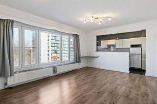 <p>Bienvenue dans cet appartement confortable situé à Merksem. Cet appartement lumineux de deux chambres sur les toits offre un lieu de vie idéal pour les débutants. L'appartement est composé d'un hall d'entrée, d'une salle de séjour avec cuisine ouverte, de deux chambres à coucher, dont l'une est traversante, et d'une salle de douche. La cuisine est aménagée de manière pratique avec un plan de travail en plastique, une cuisinière électrique et un réfrigérateur. La salle de bains est équipée d'une douche, d'un lavabo et de toilettes. La fenêtre offre une belle vue sur la ville. L'emplacement est excellent - vous êtes proche des magasins locaux, des restaurants, des transports publics et de toutes les commodités. Cet appartement représente une opportunité d'investissement parfaite ou votre premier logement idéal avec un emplacement idéal.</p><br /><p>Détails :</p><ul><li>Appartement lumineux avec vue lointaine</li><li>Très bonne accessibilité</li><li>Ascenseur dans l'immeuble</li></ul>