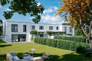 <p>Voor meer info of een bezoek, bel 054 69 39 37 - Op een<strong> toplocatie</strong> in <strong>Denderhoutem, </strong>bevindt zich deze halfopen bebouwing op een perceel van 5a 96ca. Binnen dit project zijn er<strong> twee halfopen bebouwingen en twee gesloten bebouwingen</strong> beschikbaar. De woning omvat een ruime inkomhal, waar ook het apart toilet voorzien is. Verder bereiken we de ruime en lichtrijke eet- en leefruimtes met <strong>open keuken. </strong>Op de eerste verdieping zijn er <strong>drie ruime slaapkamers</strong> aanwezig, een apart toilet en een ruime badkamer die voorzien is van zowel bad, douche en dubbele lavabo. Op deze bovenverdieping kan de indeling nog worden aangepast: open of gesloten bureauruimte, vergroten van de slaapkamers,… De halfopen bebouwing beschikt over een extra berging voor eventuele stockage van fietsen. <strong>De afwerking van de woningen (keuken, badkamer, vloeren) kan volledig naar eigen smaak worden gekozen! </strong><strong>Warmtepomp – Zonnepanelen – Vloerverwarming – Toplocatie!</strong></p>
<p><strong>*Prijzen vermeld in de advertentie betreft prijs excl. BTW en kosten.<br />**Mogelijkheid tot aankoop aan 6% BTW.</strong></p>