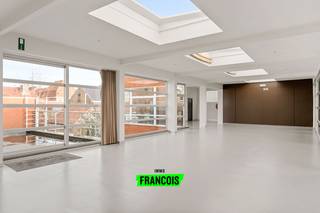 Ontdek deze unieke kans om een stijlvolle loft te creëren op de eerste verdieping, met terras en mogelijkheid tot een dakterras.De loft geniet van...