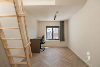 <p><span>Discover this contemporary student room in a high-quality renovation project located at 154 Mechelsestraat, right in the center of Leuven. The building was completely renovated with an eye for sustainable materials and meets all modern requirements in terms of comfort and energy efficiency.</span></p><p><span>The room is located on the 2nd floor and is equipped with an energy efficient air heat pump, which provides pleasant heating in winter and cooling during the summer months. It is offered fully furnished and features a bunk bed (without mattress). In addition, the room has a private bathroom with shower, sink and toilet.</span></p><p><span>Residents have access to a fully equipped communal kitchen. In addition, there is a spacious terrace as well as a large garden, ideal for relaxing or spending time together in green surroundings. Practical bicycle storage is also provided.</span></p><p><span>Thanks to its central location, campuses, stores and restaurants are easily accessible on foot, making this room an ideal base for students.</span></p><p><span>The photo's used are from similar projects and serve as an indication of the finish and atmosphere.</span></p><p><span> </span></p>