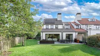 Deze halfopen woning geniet van een luxueuze afwerking en voldoet aan alle hedendaagse normen en voorschriften. Er zijn 4 slaapkamers, 2...