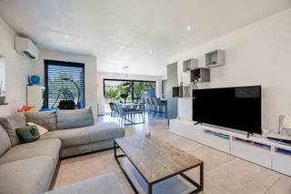 Deze bijna-energieneutrale woning (BEN), gebouwd in 2022, is gelegen op een zonnig perceel van 1.135 m² en combineert een moderne afwerking met...