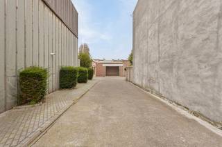 Functionele kantoor- en praktijkruimtes te huur op strategische locatie, vlakbij de Ring, het Sportpaleis en belangrijke invalswegen. Inclusief in de huurprijs: gebruik van vergaderzaal (op reservatie), keuken, en 2 sanitaire blokken, waarvan één met douche. Er zijn 5 buitenstaanplaatsen, in vrij gebruik voor alle huurders (vol = vol). € 800/maand, inclusief privégebruik van elektriciteit, internet, gemeenschappelijke kosten (elektriciteit, schoonmaak gang/keuken, onderhoud gang/keuken). Exclusief onroerende voorheffing. Exclusief verwarming: deze wordt afgerekend per ruimte op basis van calorimeters.<br /><br />Beschikbare ruimtes:<br /><br />Ruimte 1 (met balie) – 31m² – VERHUURD<br />Ruimte 2 – 17m² – VERHUURD<br />Ruimte 3 – 20m² – VERHUURD<br />Ruimte 4 – 12m² – VERHUURD<br />Ruimte 5 – 12m² – VERHUURD<br />Ruimte 6 – 17m² – VERHUURD<br />Ruimte 7 – 22m² – VERHUURD<br />Ruimte 8-9-10 – 90m² – € 800<br />Garage/magazijn – 72m² – VERHUURD<br />Bergruimte – 11m² – € 100<br /><br />Alle prijzen van de ruimtes zijn exclusief verwarming (bergruimte heeft geen kosten voor verwarming).