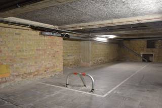 Dubbele autostaanplaats voor 2 wagens gelegen in de Bayauxlaan, vlakbij de Lippenslaan. <br />Ook plaats voor meerdere fietsen. <br /><br />Afmetingen: <br />2m60x10m<br />Hoogte: +/- 1m70