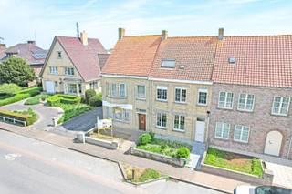 Ruime gezinswoning met zuidgerichte tuin op 477m². Op wandelafstand van de markt van Lo vinden we deze woning met veel potentieel en volgende...