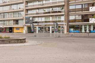 Gelegen op een AAA-locatie in het hart van Ninove, vlak tegenover het drukbezochte Ninia Shopping Center. Dit goed omvat commercieel gelijkvloers +...