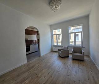 <p>Vous recherchez un logement alliant espace, confort et transparence financière ? Ce magnifique duplex offre pas moins de 137 m² de surface habitable et est idéal pour ceux qui recherchent un logement spacieux et prêt à emménager. Avec ses trois grandes pièces et ses larges baies vitrées, vous profiterez partout d’une belle luminosité et de nombreuses possibilités d’aménagement.</p>
<p>L’un des atouts absolument uniques de ce bien est l’absence totale de charges de copropriété : vous n’avez donc aucun frais mensuel supplémentaire à payer pour un syndic ou l’entretien des parties communes, ce qui vous permet de garder un budget mensuel parfaitement clair et avantageux.</p>
<p>Le logement est situé dans un quartier agréable, offrant un accès facile à toutes les commodités nécessaires, aux transports en commun et aux axes routiers. Son agencement pratique et spacieux en fait un bien idéal pour les familles ou les amateurs d’espaces confortables et généreux, où les pièces à vivre dégagent une atmosphère accueillante.</p>
<p>N’hésitez pas à nous contacter pour obtenir plus d’informations ou pour planifier votre visite et découvrir par vous-même la sensation unique d’espace qu’offre ce duplex.</p>