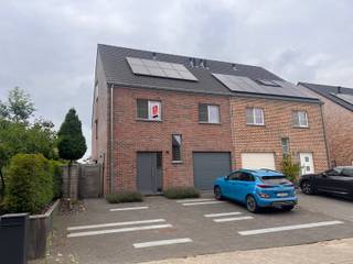 <span>Goed gelegen, ruime en recente BEN-woning te huur in Lovenjoel! <br />Vlakbij openbaar vervoer naar Leuven, E-40 en supermarkt.<br />Op gelijkvloers bevinden zich een inkom, apart toilet, lichtrijke woonkamer met eetplaats, een open keuken (volledig geïnstalleerd), berging/wasplaats, garage met automatische poort. <br />Via het schuifraam is er toegang naar het terras en prachtig aangelde tuin met tuinhuis. </span><span><br />Deze woning heeft op de eerste verdieping 4 slaapkamers (met parket) en een badkamer met een ligbad en een badkamer met een inloopdouche.<br />Via een vaste trap kom je op de zolderverdieping: hier is één grote slaapkamer of hobbyruimte en een technische ruimte.<br /></span>Extra pluspunten: deze woning is voorzien van zonnepanelen.<br /><strong>Kosten: 200€/maand</strong> (onderhoud cv-ketel, onderhoud waterverzachter, onderhoud waterfilter, onderhoud ventilatiesysteem, 2x/jaar ouderhoud tuin)<br />Ben jij een pietje precies en heel netjes? kom dan zeker kijken naar deze woning! Geen cohousing. <br />Interesse? bezoekdag: <strong>zaterdag 22/8 vanaf 11u</strong>, na afspraak en inschrijving via admin@immodrome.be of 016/23.47.23