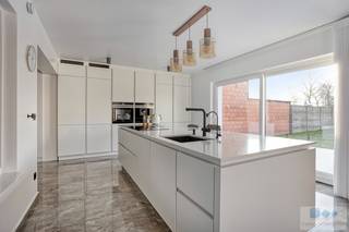 Op uitstekende locatie te Herenthout, bevindt zich deze instapklare gezinswoning met 3 ruime slaapkamers, tuin en vrijstaande garage.<br /><br />Deze recent gerenoveerde woning is gelegen nabij het centrum van Herenhout wat ervoor zorgt dat winkels, scholen en openbaar vervoer binnen handbereik zijn. Tevens vlotte verbinding met omliggende gemeenten en autostrade E313.<br /><br />We betreden de woning langs de voordeur waarop we in de inkomhal terrecht komen. De inkomhal, met gastentoilet en aparte technische ruimte, geeft toegang tot de nachthal met wasplaats en ingemaakte kasten. Langshier krijgen we toegang tot de prachtige, moderne keuken met ontbijtruimte en uitgerust met alle toestellen zoals o.a. oven, microgolf, koffiemachine, vaatwasser,… De keuken geeft op haar beurt een volledig uitzicht over de gezellige tuin. Door de gunstige zuid oriëntatie genieten alle ruimtes maximale lichtinval. Verder komen we in de leefruimte met eetplaats en gezellige zithoek.<br /><br />De vaste trap geeft ons toegang tot het 1 ste verdiep waar er zich 3 volwaardige slaapkamers en nieuw geïnstalleerde badkamer bevinden. De overloop biedt connectie tot de bergzolder.<br /><br />Terug op het gelijkvloers, zorgt het schuifraam in de keuken voor een toegang tot het terras en onderhoudsvriendelijke tuin. Bijkomend is er de aanwezigheid van een vrijstaande garage.<br /><br />Troeven: EPC label C, vloerverwarming,...<br /><br />Kortom, een ideale, instapklare woning die u moet gezien hebben!