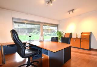 Located at a strategic location on Boulevard Edmond Machtens in Molenbeek-Saint-Jean, we offer a 158 m² office space on the ground floor...