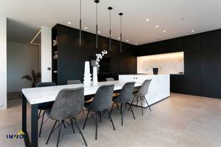 In het landelijke Lebbeke bevindt zich deze unieke, energiezuinige villa op een perceel van maar liefst 7are.Indeling gelijkvloers: inkomhal,...