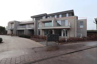 INDELINGInkomhal met vestiaireruimte, toiletruimte met handenwasser, berging/wasplaats met aardgasbrander voor CV en warmwaterbereiding,...