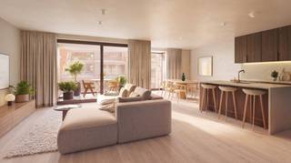 RESIDENTIE HONFLEUR : hedendaags wonen in hartje Middelkerke<br /><br />Honfleur werd ontworpen vanuit een heldere visie op hedendaags wonen aan zee. Van de kleinschalige opzet en tijdloze architectuur tot de verfijnde afwerking en het hedendaags wooncomfort : elk detail draagt bij aan een kwalitatieve woonbeleving, helemaal op het ritme van de kust.<br /><br />1. KLEINSCHALIGE EXCLUSIVITEIT<br />Honfleur omvat slechts vijf appartementen en een handelsruimte op het gelijkvloers. Met één appartement per verdieping werd bewust gekozen voor een kleinschalige woonvorm die rust en privacy centraal stelt. De appartementen beschikken over één of twee slaapkamers en combineren een doordachte indeling met een aangenaam gevoel van ruimte. Een residentie op menselijke schaal, voor wie aan zee graag net dat tikkeltje meer discretie ervaart.<br /><br />2. TIJDLOZE ARCHITECTUUR<br />De architectuur, ontworpen door Vanhoorn - Maeckelbergh Architecten, kiest voor een lichte en tijdloze uitstraling die perfect past bij haar ligging aan de kust. Een zachte beige-crèmekleurige gevelsteen wordt gecombineerd met aluminium buitenschrijnwerk in een neutrale tint en een dakafwerking in lichte duinzandkleur. Zorgvuldig gekozen materialen en verfijnde detaillering creëren een harmonieus geheel met een ingetogen, elegante uitstraling.<br /><br />3. OP HET RITME VAN DE KUST<br />Honfleur is ontworpen voor wie bewust kiest voor het leven aan zee. Als permanente woonplek of tweede verblijf biedt de residentie een comfortabele uitvalsbasis in Middelkerke, op een steenworp van de Zeedijk en het strand. Licht, ruimte en een aangename woonomgeving vormden het uitgangspunt van het ontwerp. Zo ontstaat een plek waar het dagelijkse leven vanzelf het ontspannen ritme van de kust volgt.<br /><br />4. HEDENDAAGS COMFORT<br />Ook binnenin staat comfort centraal. De appartementen worden sleutel-op-de-deur afgewerkt met onder meer halfpassief houten parket, keramische vloeren en een volledig uitgeruste keuken met composiet werkblad en kwalitatieve toestellen. Elk appartement beschikt bovendien over een individuele lucht-waterwarmtepomp, vloerverwarming, een slimme thermostaat en ventilatiesysteem D.