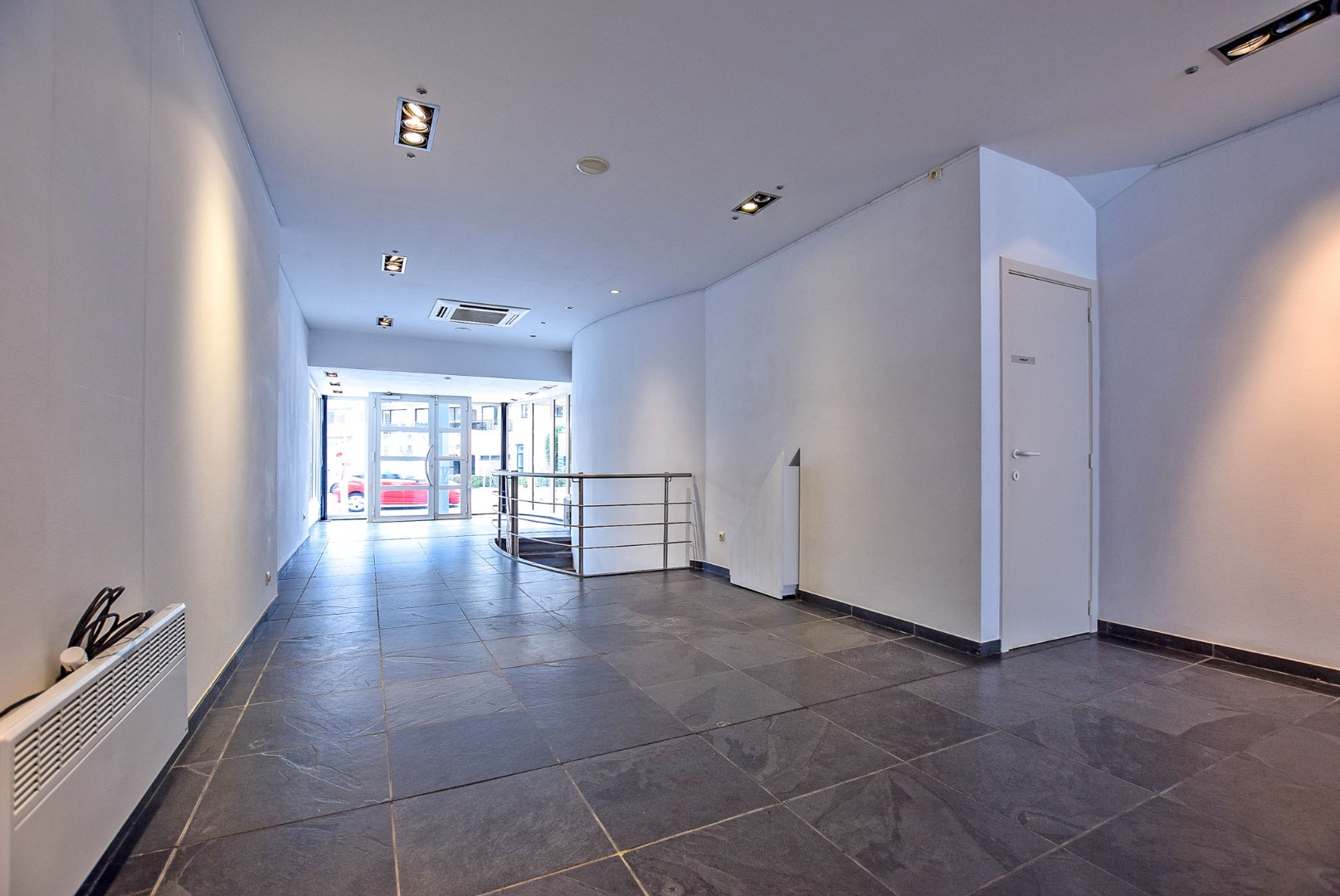 Goed gelegen winkelruimte / kantoorruimte in het centrum van Koksijde-Bad. - foto 5