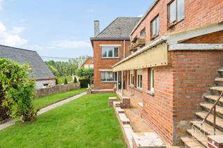<p>Ruime woning met garage, tuin en tal van mogelijkheden aan de Valkenberg in Brakel.</p><p>Op een gegeerde locatie in Brakel, aan de bekende Valkenberg, bevindt zich deze ruime woning met tal van mogelijkheden. Dankzij de royale volumes, de veelzijdige indeling en de aangename tuin biedt deze eigendom een uitstekende basis voor wie op zoek is naar een ruime gezinswoning die volledig naar eigen smaak kan worden afgewerkt.</p><p>Bij het binnenkomen wordt u verwelkomd in de inkomhal. Rechts bevindt zich een ruime, veelzijdige kamer die tal van mogelijkheden biedt. Ze leent zich perfect als praktijk- of kantoorruimte voor een zelfstandige activiteit, maar kan evengoed worden ingericht als een comfortabele bureauruimte voor wie regelmatig van thuis uit werkt.</p><p>Achteraan bevinden zich de lichtrijke leefruimte en de ruime keuken, beide met een aangenaam zicht op de tuin. Verder beschikt het gelijkvloers over een praktische bijkeuken, een afzonderlijk toilet en een inpandige garage.</p><p>Via de tuin bereikt u bovendien een voormalige duiventil. Dankzij de aanwezige water- en elektriciteitsaansluitingen kan deze ruimte perfect worden ingericht als hobbyruimte, atelier, werkplaats of extra bergruimte.</p><p>Op de eerste verdieping bevinden zich vier ruime slaapkamers en een badkamer met toilet. Daarnaast beschikt de woning over een ruime zolder, die tal van extra mogelijkheden biedt en kan worden ingericht volgens uw eigen wensen.</p><p>Met haar ruime indeling, veelzijdige mogelijkheden en aantrekkelijke ligging aan de iconische Valkenberg is deze woning een uitstekende kans voor gezinnen, thuiswerkers en zelfstandigen die op zoek zijn naar een eigendom met toekomstpotentieel.</p><p>Troeven:<br />- Topligging<br />- Stevige constructie met betonnen verdiepingsvloeren<br />- Veel potentieel: grote ruimtes, vier slaapkamers, ruime zolder<br />- Mogelijkheid tot praktijk, thuiswerkplek of zelfstandige activiteit</p><p>Contacteer Emmy via emmy@immobeguin.be voor meer informatie of een bezoek.</p>