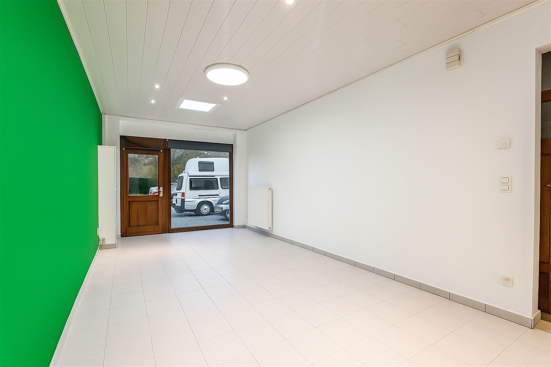 WINKEL MET PARKING VOOR 3 AUTO'S OP EEN COMMERCIELE LIGGING - foto 2