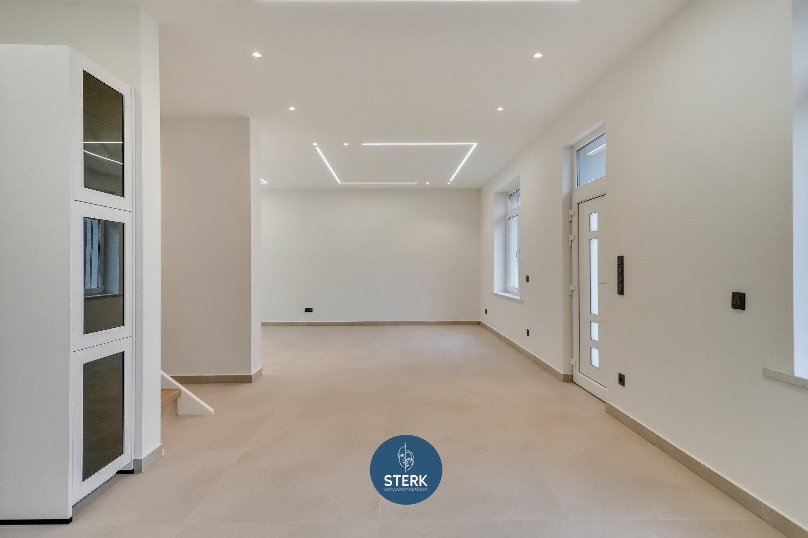 MODERN GERENOVEERDE GEZINSWONING MET 5 SLPKS + 2 BADKAMERS TE LANAKEN ! - foto 5